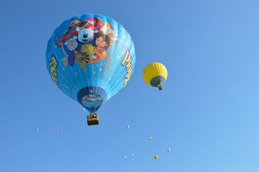 Plopsa luchtballon zwevend in de blauwe hemel