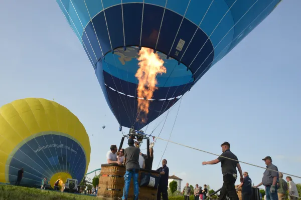 Plopsa ballon die opstijgt met brandervlam en passagiers in de mand