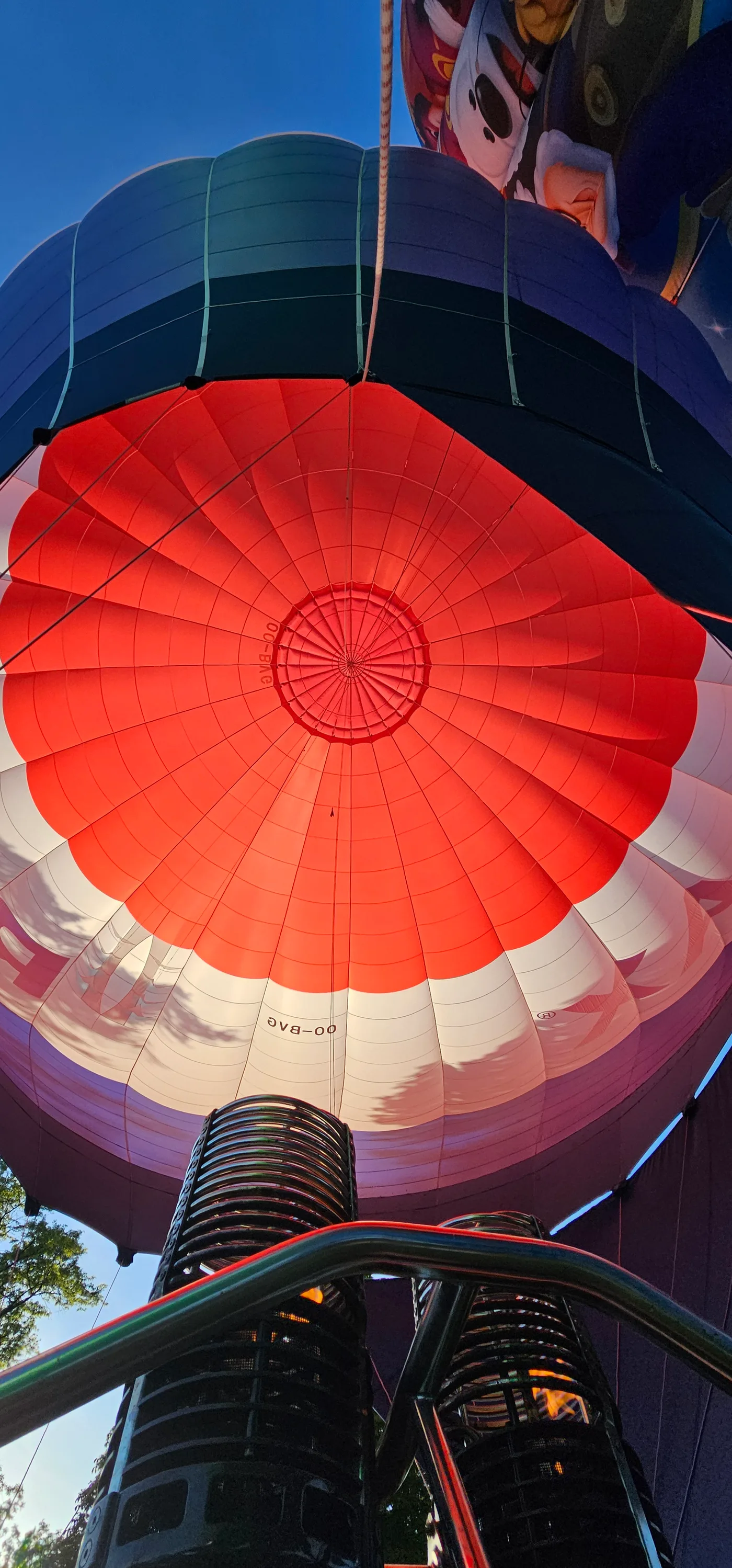 Blik omhoog in de luchtballon tijdens de vaart met Familie Verhulst