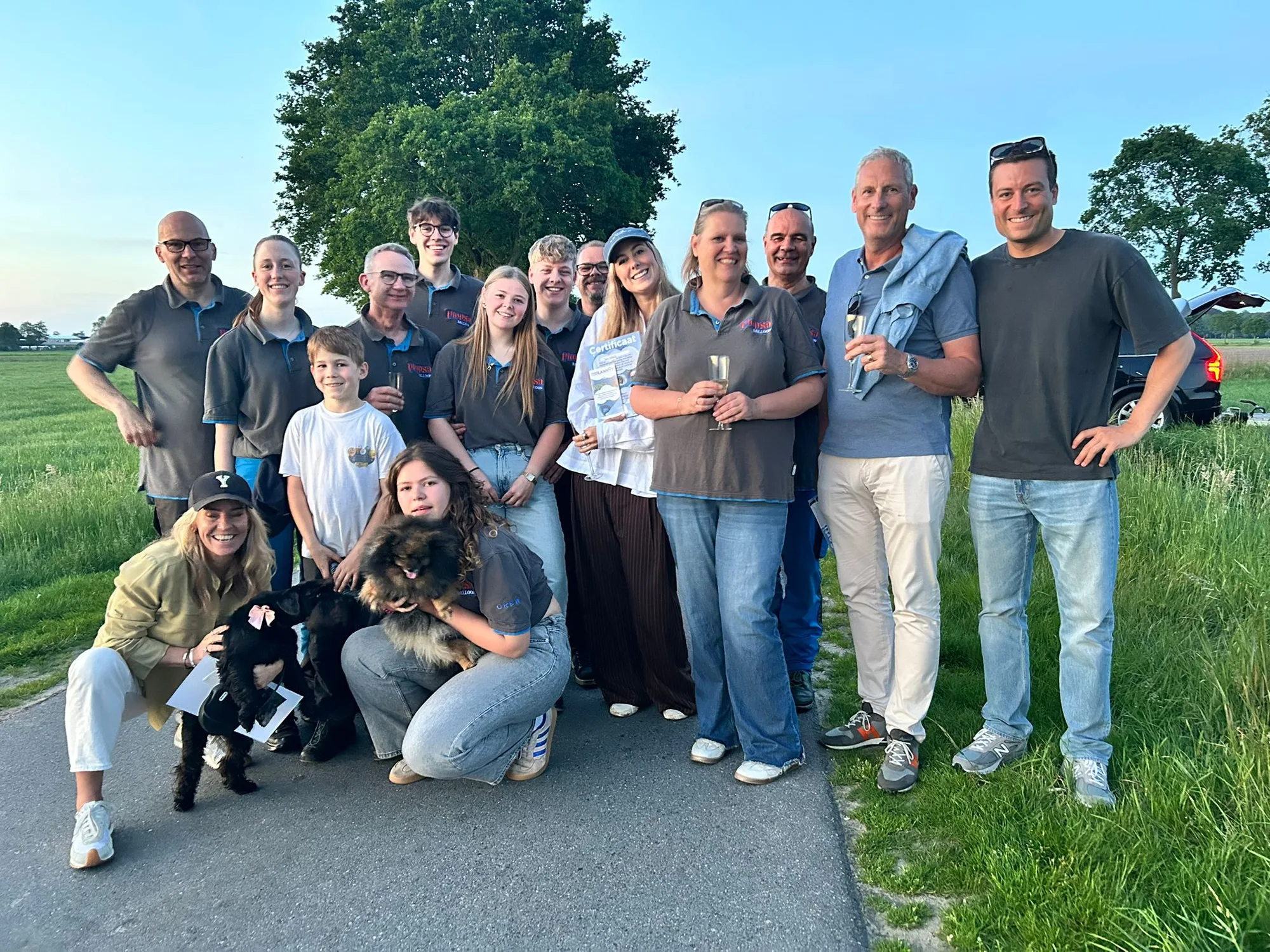 Familie Verhulst, bemanning en crew vieren de champagnedoop na de landing