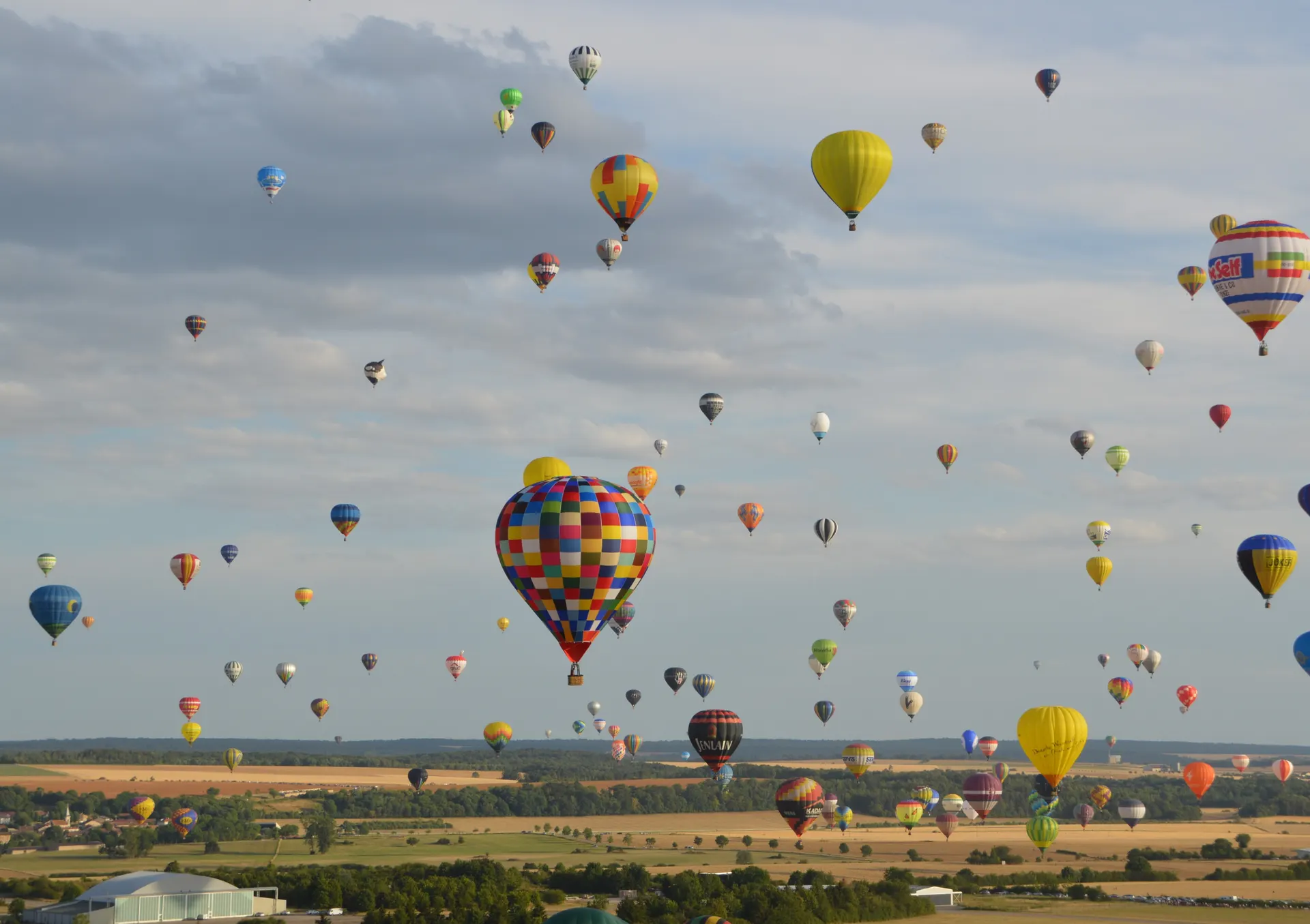 Een bedrijfsballon in volle vlucht boven een evenement
