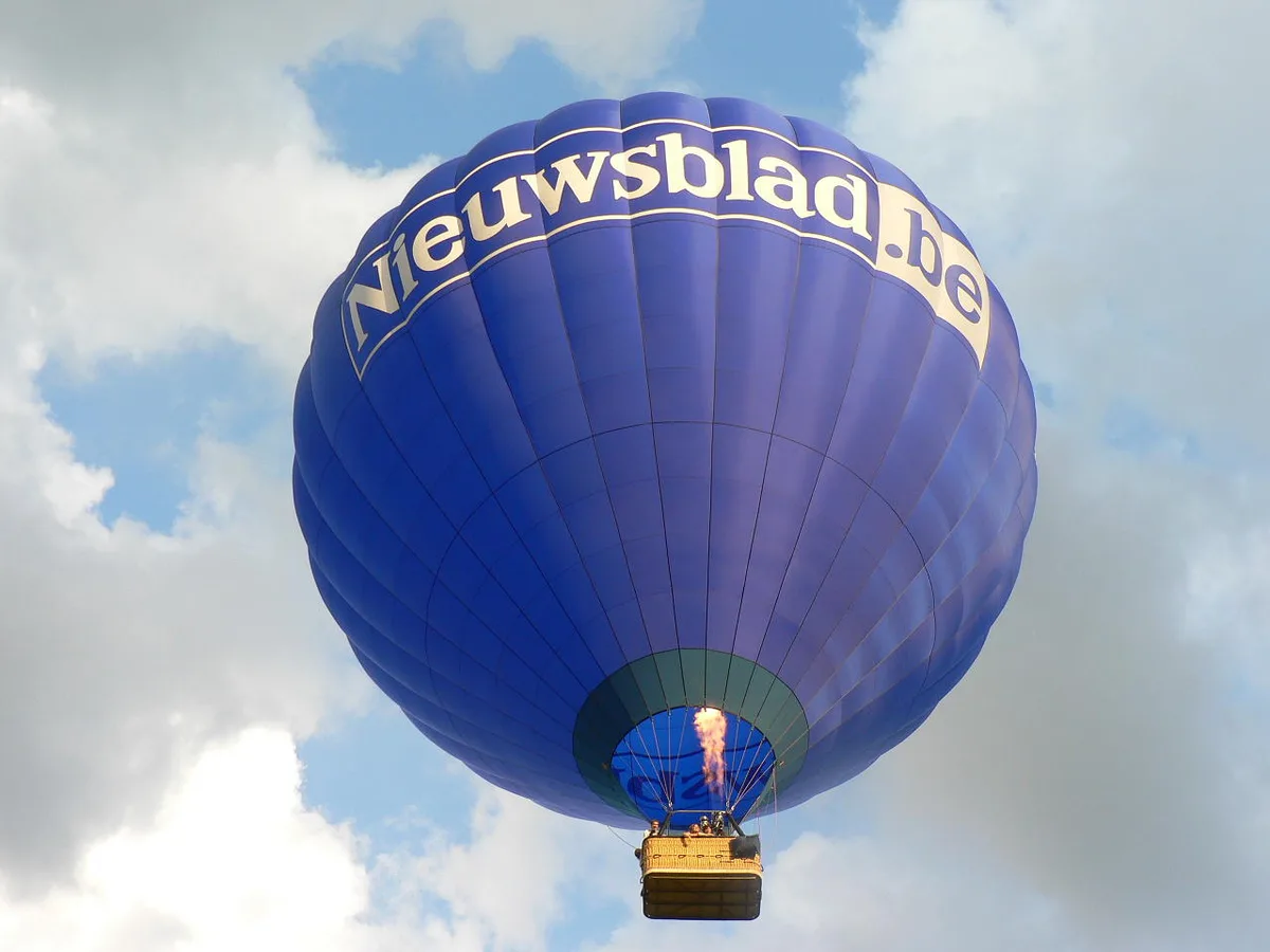 De Het Nieuwsblad-ballon in de lucht